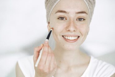 Top 5 des brosses à visage qui vous feront ressembler à une dame en porcelaine